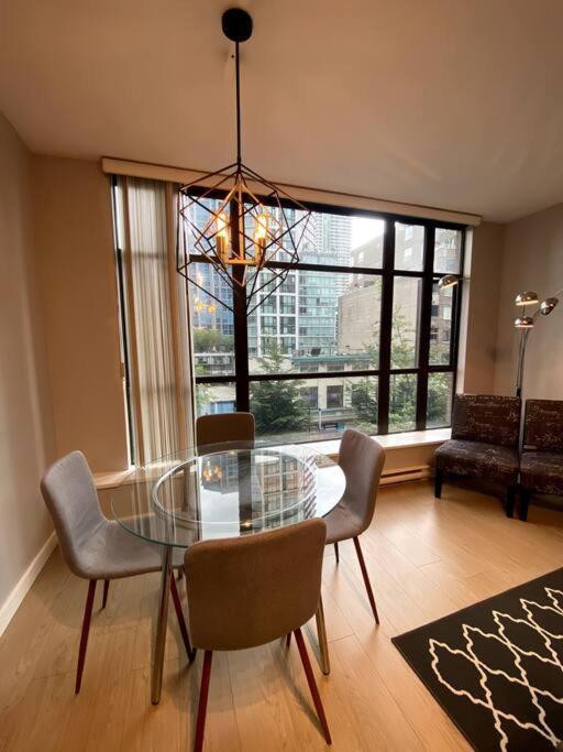 Entire Condo In Heart Of Downtown Vancouver Dış mekan fotoğraf